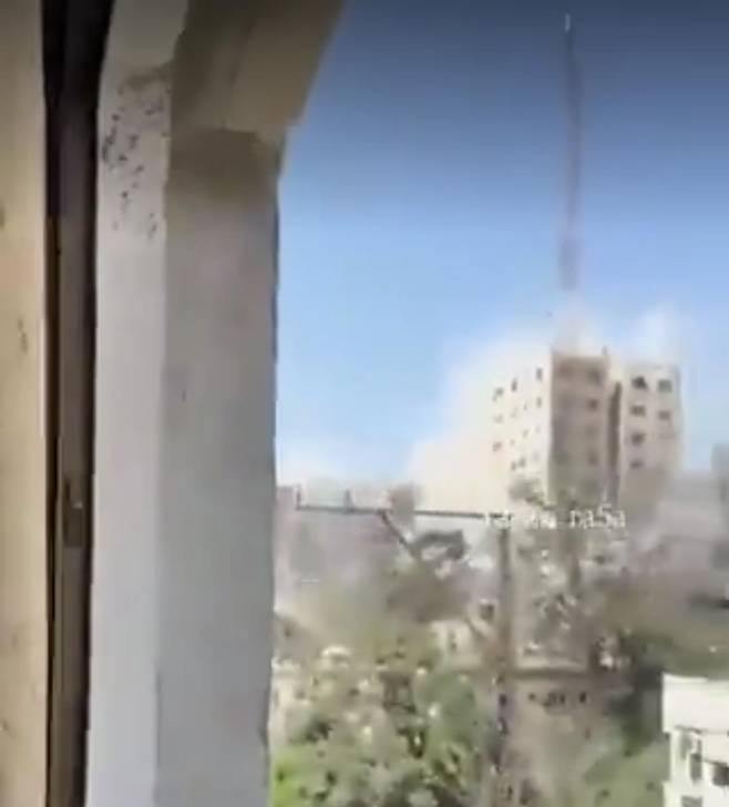 공격받아 무너지는 가자시티 고층건물  [이스라엘 카츠 이스라엘 국방장관 엑스 캡처. 재판매 및 DB 금지]