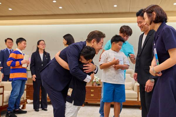 이재명 대통령이 4일 서울 용산 대통령실 청사에서 열린 ‘대북확성기 중단’ 감사편지 어린이 초청 행사에 참석해 아이를 안아주고 있다. 2025.9.4 /대통령실 제공