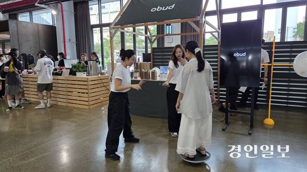 지난 6일 인천 상상플랫폼에서 열린 ‘2025 인천 웰메디 페스타 위크’ 메인행사에서 한 시민이 웰니스·피트니스 예약 플랫폼인 ‘오붓(Obud)’이 운영하는 특별 이벤트에 참여해 건강 관련 정보를 듣고 있다. 2025.9.6 /김희연기자 khy@kyeongin.com