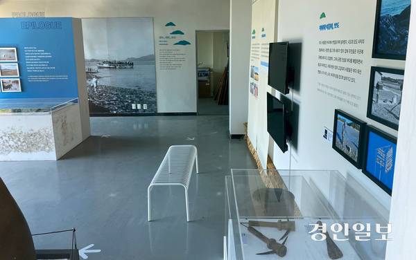 지난 5일 오전 인천시 옹진군 옛 시도 분교 자리에 들어선 ‘삼형제 보물섬 문화광장’의 섬마을박물관 내부가 불이 꺼져 있다. 2025.9.5 /조재현기자 jhc@kyeongin.com