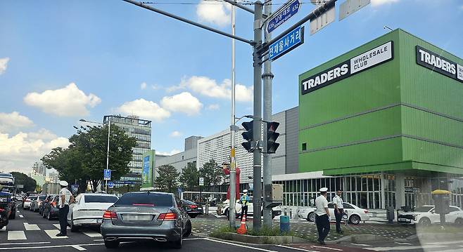 ▲ 국내 최대규모의 이마트 트레이더스 구월점이 개점 후 첫 주말을 맞은 6일, 인근 도로가 차량으로 마비되며 극심한 교통 혼잡을 빚고 있다. /양진수기자@photosmith@incheonilbo.com