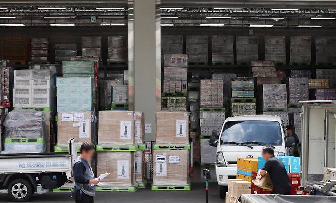 ▲ 인천 남동구 이마트 트레이더스 구월점에서 관계자들이 분주히 움직이고 있다. 이마트 트레이더스 구월점은 국내 최대규모로 지상 4층·지하 1층 규모로 약 4만8680㎡(약 1만4750평)에 달하는 초대형 창고형 매장이다. /이재민 기자 leejm@incheonilbo.com