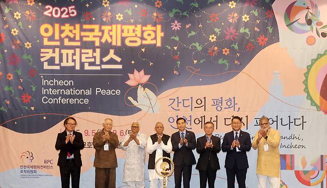 ▲ 5일 인천 중구 하버파크호텔에서 열린 '2025 인천 국제평화 컨퍼런스'에 참석한 내빈들이 점등식을 마치고 기념촬영을 하고있다. 오른쪽부터 투샤르 간디 간디재단이사장, 김교흥 국회의원, 박현수 인천일보 대표이사, 황효진 인천시 글로벌도시정무부시장, 산카르 쿠마르 사니알 하리잔 세박 상 의장, 쿠마르 프라산트 간디평화재단 이사장, 황보윤식 함석헌 평화연구소 소장, 김광성 조직위원회 집행위원장. /이재민 기자 leejm@incheonilbo.com