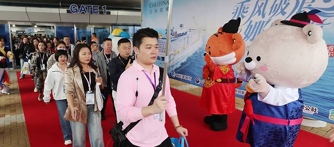 ▲&nbsp;지난해 5월 인천항 국제여객터미널로 입국한 중국인 관광객들이 출국장으로 이동하고 있다. /인천일보DB