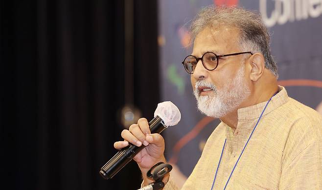 ▲ 5일 인천 중구 하버파크호텔에서 열린 '인천국제평화컨퍼런스'에 참석한 투샤르 간디 간디재단 이사장이 기조강연을 하고 있다. /이재민 기자 leejm@incheonilbo.com