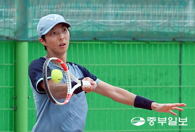 참가선수가 강력한 포핸드 공격을 하고 있다. 임채운기자