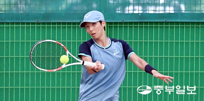 참가선수가 포핸드로 공격하고 있다. 임채운기자