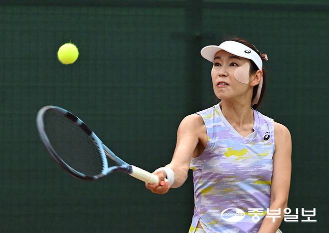 참가선수가 상대방의 공격을 받아치며 공을 응시하고 있다. 임채운기자