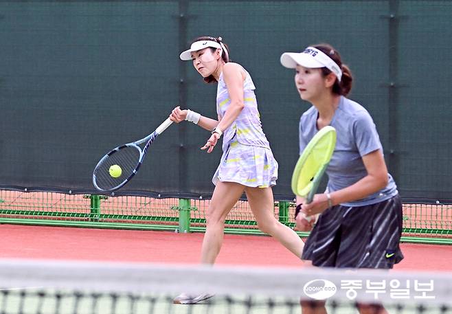 참가선수가 상대의 공격을 포핸드로 받아치고 있다. 임채운기자