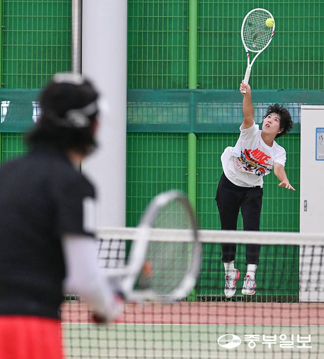 대회에 참가한 선수가 강력한 스매시를 하고 있다. 임채운기자