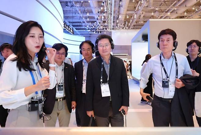 이상일 용인시장(가운데) '2025 IFA 베를린' 참관하고 있다.