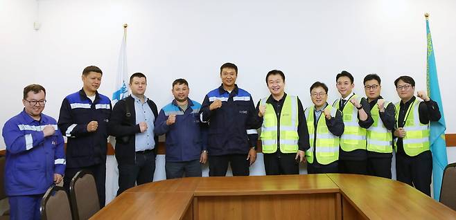 정용기 한국지역난방공사 사장이 지난 5일 카자흐스탄 알마티 지역의 ALES사 복합화력 발전소에서 관계자들과 기념사진을 촬영했다.