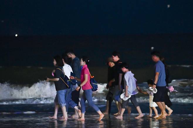 6일 충남 보령시 대천해수욕장에서 열린 해변 맨발걷기 축제에 참여한 참가자들이 맨발로 해변을 걷고 있다. 김주형 기자 kjh2667_@cctoday.co.kr