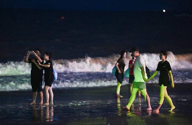 6일 충남 보령시 대천해수욕장에서 열린 해변 맨발걷기 축제에 참여한 참가자들이 맨발로 해변을 걷고 있다. 김주형 기자 kjh2667_@cctoday.co.kr