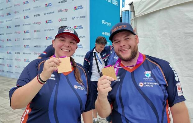 광주2025현대세계양궁선수권대회 컴파운드 혼성 단체전에서 금메달을 차지한 네덜란드 대표팀 드 라트(왼쪽)와 슐로서가 광주시 동구 518민주광장에 마련된 경기장에서 금메달을 들고 환하게 웃고 있다.