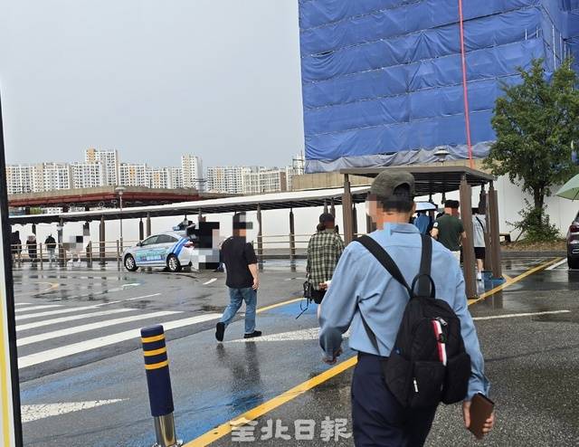 익산 역까지 가는 버스를 탑승하기 위해 나온 승객들. 김문경 기자