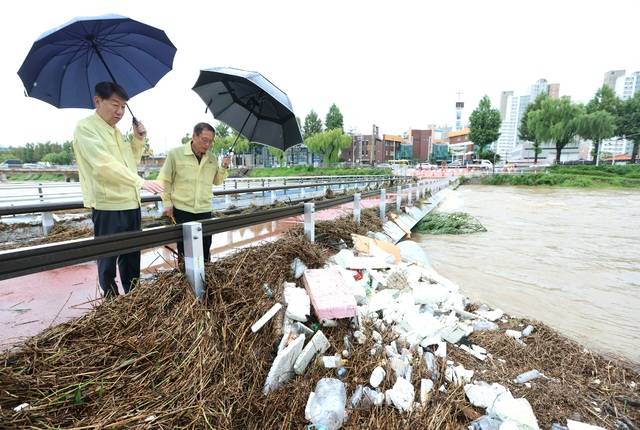 우범기 전주시장이 7일 어은쌍다리를 찾아 현장 실태를 파악하고 있다. 사진=전주시
