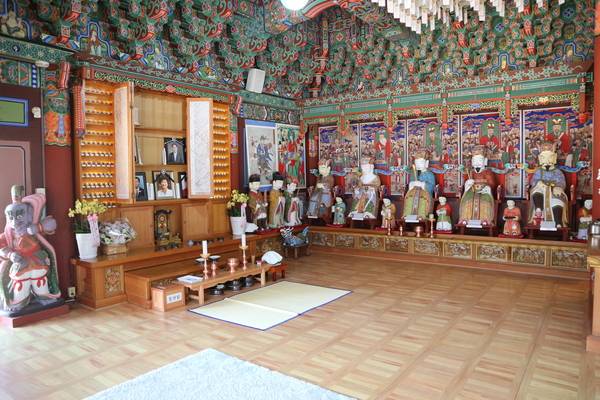 ▲ 성주사 석조지장보살삼존상·시왕상 일괄. /경남도