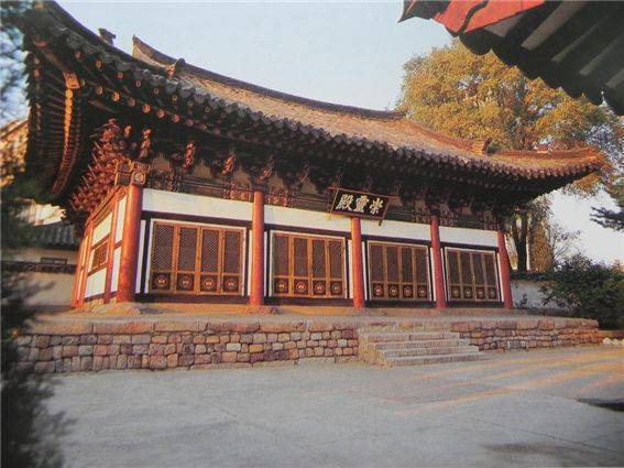 고려와 한양조선시기 고조선의 단군과 고구려 시조 주몽을 모신 사당 숭령전, 북한 평양시내에 있다.