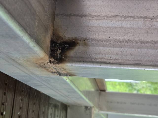 테크로드 기초 공사인 아연 각관의 용접부위가 그대로 방치되고 있다. 마경대 기자