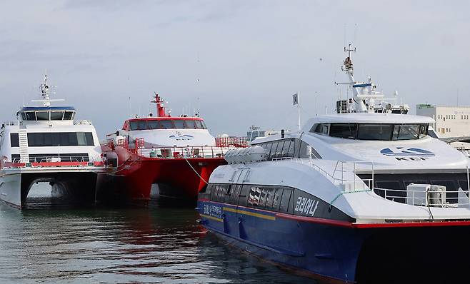 서해 5도를 운항하는 여객선 주민표 확보를 위해 조례를 제정하고 주민승선권을 확보하고 미발권분에 대해 옹진군이 지원하기로했다./경북매일 DB