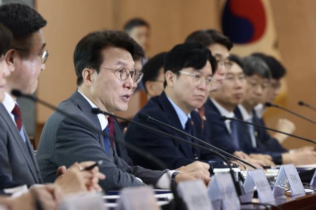 김민석 국무총리가 지난 5일 열린 ‘2025년 APEC 정상회의 준비위원회’ 자리에서 초격차 K-APEC이 될 수 있도록 완성도를 높여야 한다는 취지의 발언을 이어가고 있다./경북도 제공