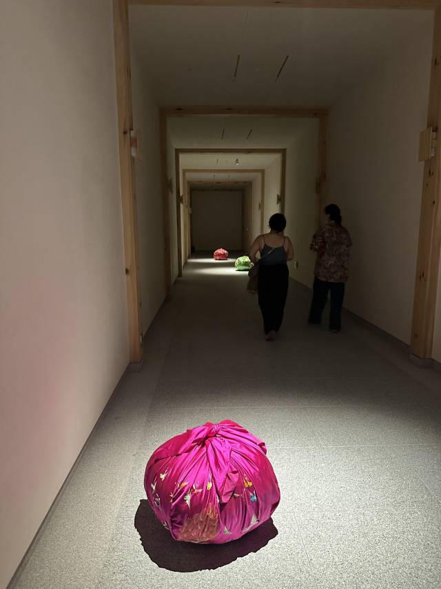 전통 한옥 '선혜원'에서 열리고 있는 김수자 '보따리' 전시 모습. 김은영 기자 key66@