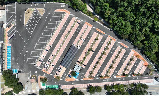 전면 개선공사로 새롭개 단장된 주왕산국립공원 상의주차장 전경. 주왕산관리사무소 제공