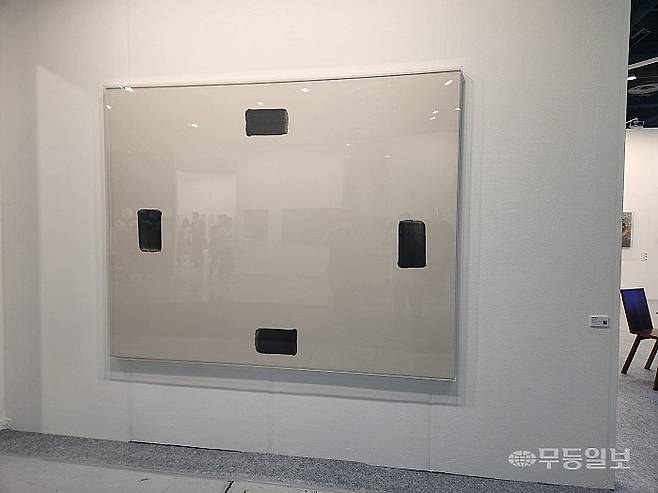 이우환 화백(표갤러리)의 'Correspondence'.