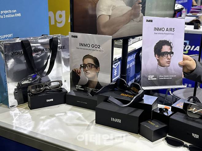 5일(현지시간) 독일 베를린에서 개막한 ‘IFA 2025’에서 중국 스타트업 INMO가 부스를 꾸리고 스마트안경을 전시하고 있다.(사진=공지유 기자)