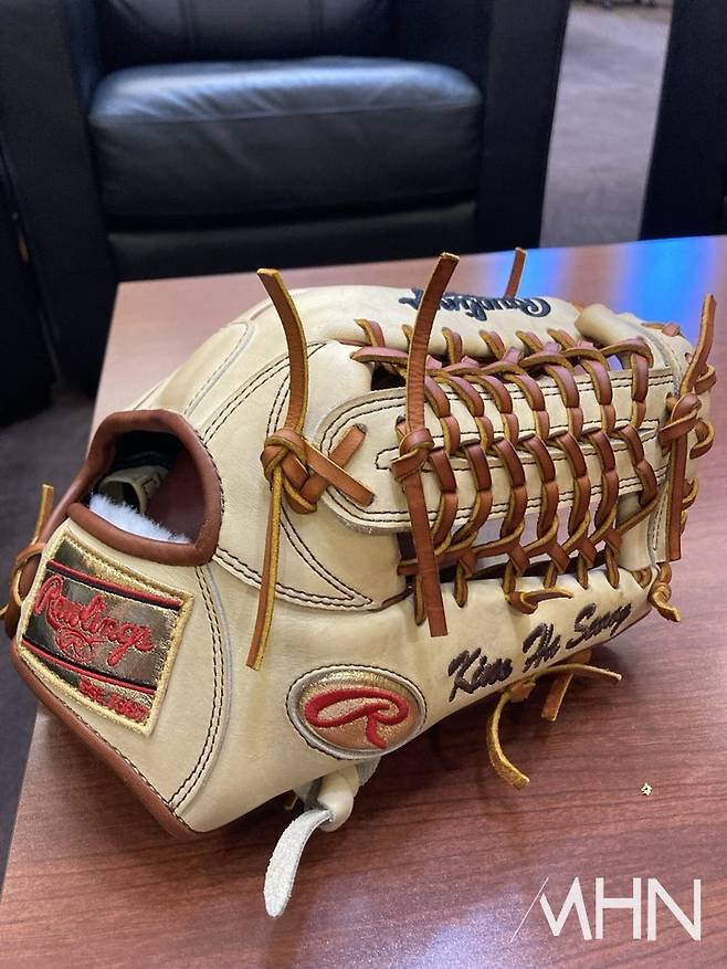 (김하성처럼 골드글러브 수상자에게만 특별히 제작해 주는 R사의 금장로고 글러브)