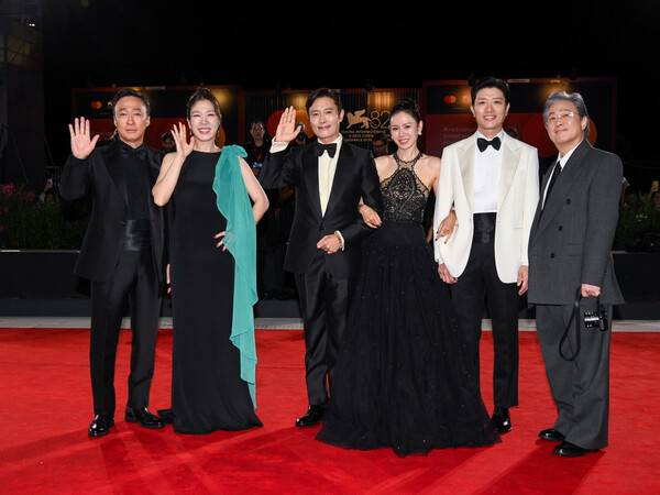 '어쩔수가없다' 이성민(왼쪽부터) 염혜란 이병헌&nbsp; 손예진 박희순 박찬욱 감독. 사진제공=CJ ENM