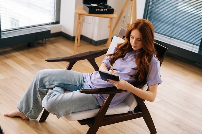 장시간 앉아 있는 습관은 근육을 약화시키고 지방 축적을 가속한다. [사진=게티이미지뱅크]