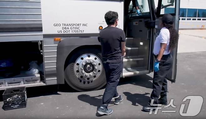 미국 이민세관단속국 ICE(U.S. Immigration and Customs Enforcement)가 조지아주 내 현대자동차그룹과 LG에너지솔루션 합작 배터리 공장 건설 현장의 한국인 직원 300여 명을 기습 단속·구금하는 영상을 공개했다. (ICE 홈페이지. 재판매 및 DB금지) 2025.9.6/뉴스1