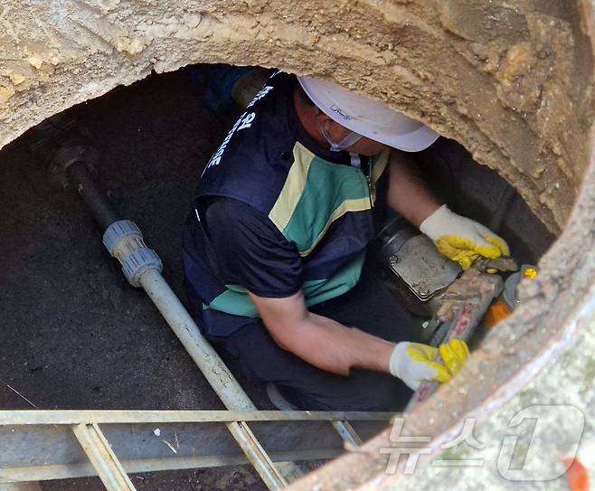 강릉지역에 극심한 가뭄으로 제한급수가 시작된 지난 6일 강원도 강릉시 한 아파트단지 인근 맨홀에서 강릉시 관계자가 단수 작업을 하고 있다. 2025.9.7/뉴스1 ⓒ News1 윤왕근 기자