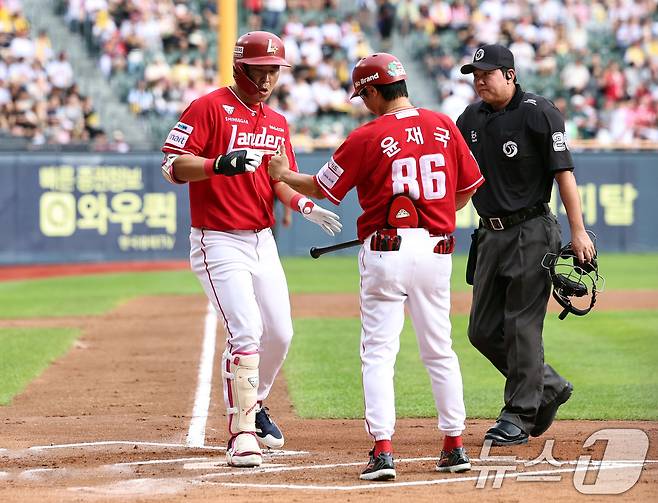 7일 오후 서울 송파구 잠실야구장에서 열린 프로야구 '2025 신한 SOL 뱅크 KBO리그' LG 트윈스와 SSG 랜더스의 경기에서 SSG의 1회초 2사 2루에서 SSG 한유섬이 투런홈런을 친 뒤 윤재국 코치와 하이파이브하고 있다. 2025.9.7/뉴스1 ⓒ News1 구윤성 기자