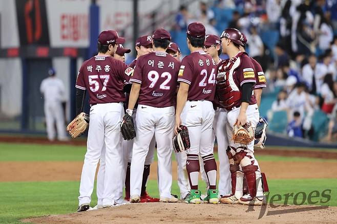 키움 선수들이 3일 대구삼성라이온즈파크에서 열린 2025 KBO리그 삼성전에서 4-3으로 승리한 뒤 자축하고 있다. 사진 | 키움 히어로즈