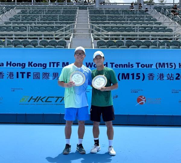 6일 홍콩에서 열린 국제테니스연맹(ITF) 퓨처스 대회(총상금 1만 5천달러) 복식 결승에서 이덕희-오찬영 조 우승 기념 촬영. /사진=S&B 컴퍼니