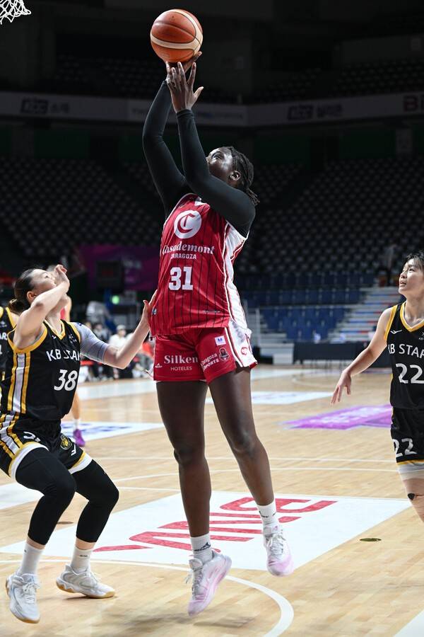 골밑슛을 올려놓는 카사데몬트 사라고사 아미나타 게예. /사진=WKBL