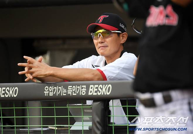 24일 광주 기아챔피언스필드에서 열린 KIA 타이거즈와 LG 트윈스의 경기. LG 염경엽 감독이 생각에 잠겨 있다. 광주=박재만 기자 pjm@sportschosun.com/2025.08.24/
