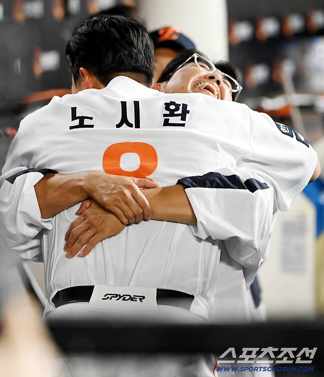 2일 대전 한화생명볼파크에서 열린 KIA와 한화의 경기, 5회말 1사 1,2루 한화 채은성이 3점홈런을 터뜨린 노시환을 안아주고 있다. 대전=허상욱 기자wook@sportschosun.com/2025.09.02/