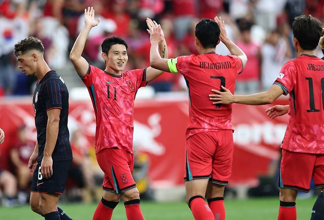 추가골 넣은 이동경

    (해리슨[미국 뉴저지주]=연합뉴스) 윤동진 기자 = 6일(현지시간) 미국 뉴저지주 해리슨 스포츠일러스트레이티드 스타디움에서 열린 한국 대 미국 친선경기에서 한국 이동경이 추가골을 넣은 후 동료들과 함께 기뻐하고 있다. 2025.9.7