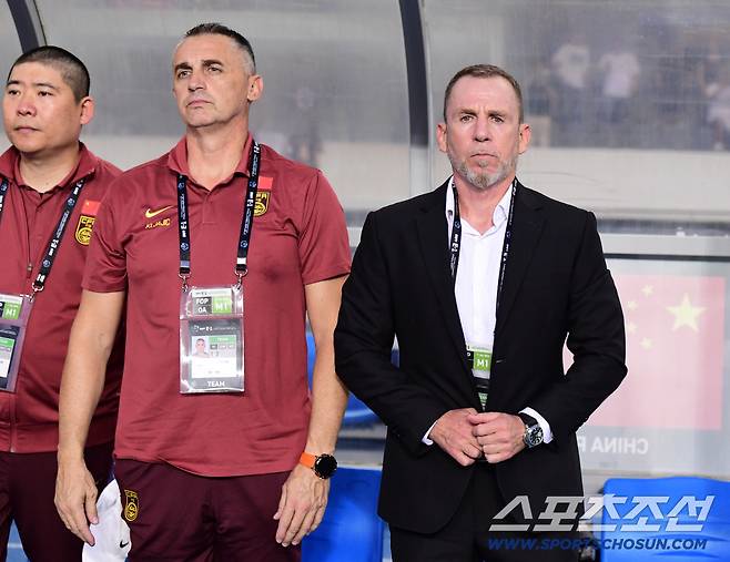 7일 축구대표팀이 용인미르스타디움에서 동아시안컵 중국과 첫 경기를 펼쳤다. 경기를 준비하는 중국 데얀 주르예비치 감독. 용인=송정헌 기자songs@sportschosun.com/2025.07.07/