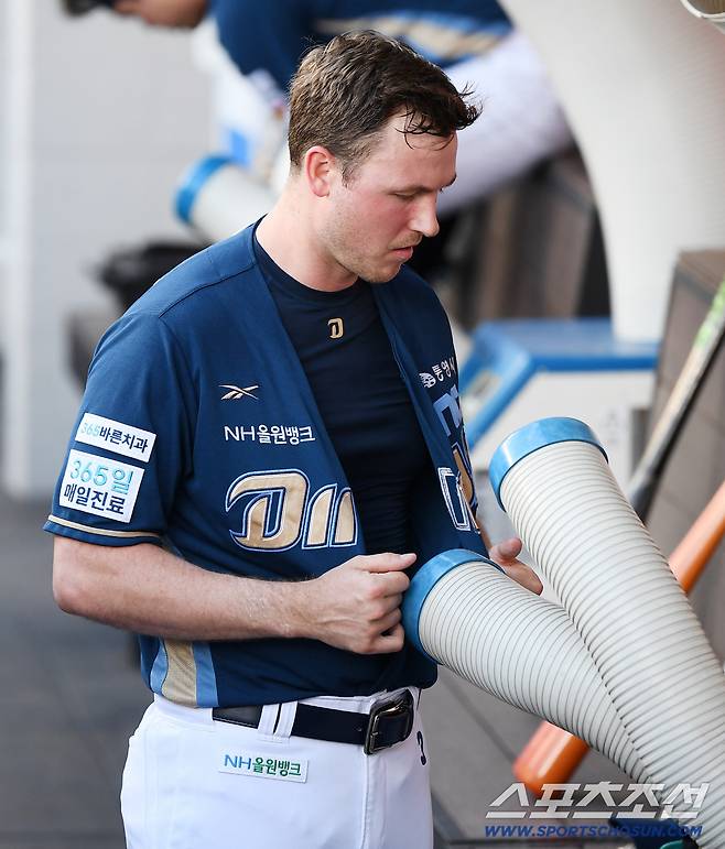 1일 대전 한화생명볼파크에서 열린 NC-한화전. NC 선발투수 라일리가 등판 전 에어컨으로 더위를 식히고 있다. 대전=정재근 기자 cjg@sportschosun.com/2025.7.1/