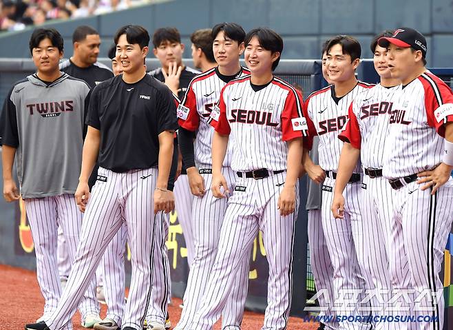 7일 서울 잠실구장에서 열린 SSG-LG전. 패밀리데이를 맞아 선수들의 자녀들이 그라운드에 나와 선발 출전하는 선수들을 맞이했다. 아이들의 모습을 보며 즐거워하는 선수들.  잠실=정재근 기자 cjg@sportschosun.com/2025.9.7/