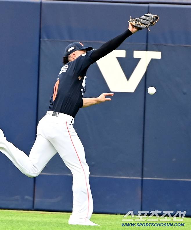 7일 대구 삼성라이온즈파크에서 열린 한화와 삼성의 경기, 1회말 1사 1루 한화 중견수 리베라토가 삼성 구자욱의 타구를 잡지 못하고 있다. 대구=허상욱 기자wook@sportschosun.com/2025.09.07/