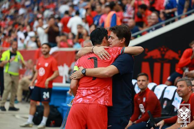 7일 미국-한국전을 앞두고 뜨거운 포옹을 나눈 손흥민과 마우리시오 포체티노 미국 대표팀 감독. 사진제공=대한축구협회