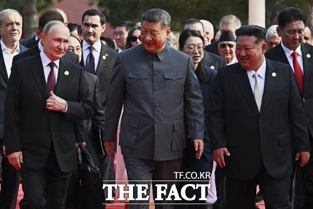 정부는 오는 10~11월 경주에서 열리는 아시아태평양경제협력체(APEC) 정상회의를 통한 한중·한미 정상회담 등으로 남북 관계 개선의 실마리를 찾을 계획이었지만, 중국 전승절을 기점으로 뒤틀린 정세 변화에 따라 만만치 않은 숙제를 안게 됐다. (왼쪽부터) 지난 3일 전승절 80주년 열병식에 참석한 블라디미르 푸틴 러시아 대통령, 시 주석, 김 위원장. /AP. 뉴시스