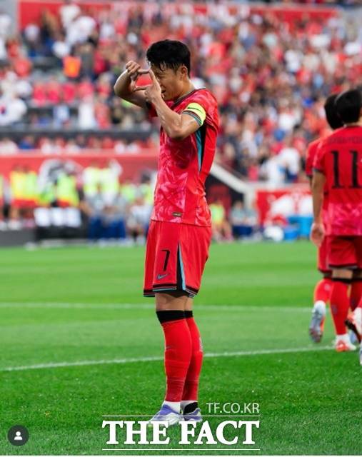 미국전 전반 18분 만에 '찰칵 세리머니'를 펼쳐 보이고 있는 한국축구의 '캡틴' 손흥민./KFA