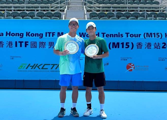 ITF M15 홍콩대회에서 복식 우승한 오찬영 이덕희(사진제공 S&B컴퍼니)